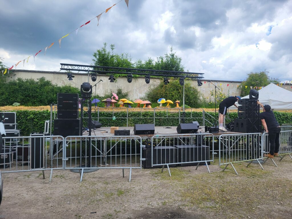 Installation de matériel pour la fête de l'arrosoir au Potager du Roi de Versailles, avec des techniciens en action.
