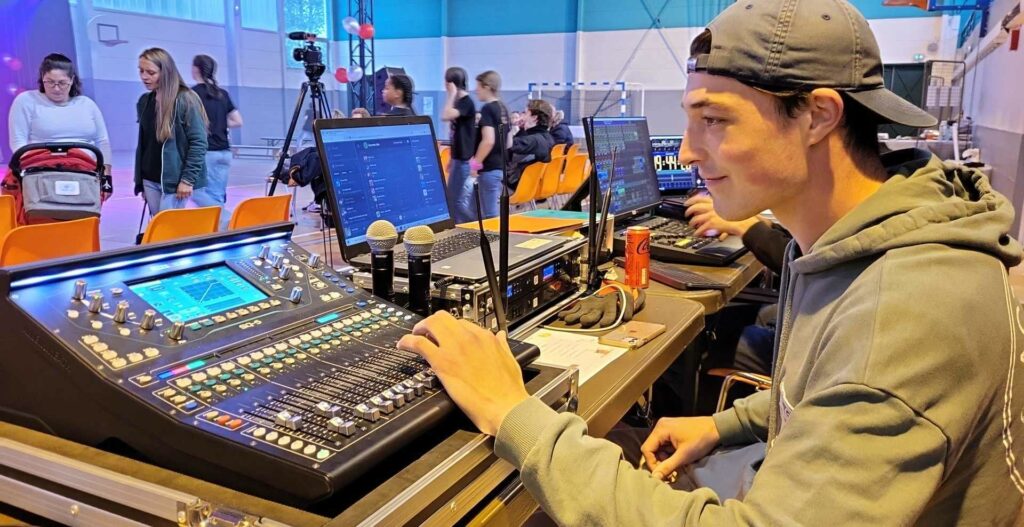 Technicien réglant la sonorisation pour le gala de danse au gymnase de Houdan, le 1er juin 2024.