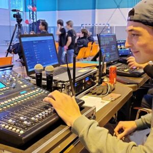 Technicien réglant la sonorisation pour le gala de danse au gymnase de Houdan, le 1er juin 2024.