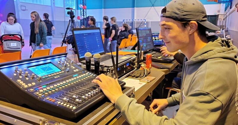 Technicien réglant la sonorisation pour le gala de danse au gymnase de Houdan, le 1er juin 2024.