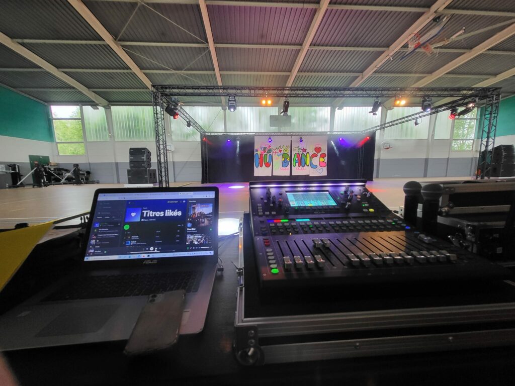 Installation du gala de danse au gymnase de Houdan, avec matériel de son et éclairage par Symbiose Organisation.