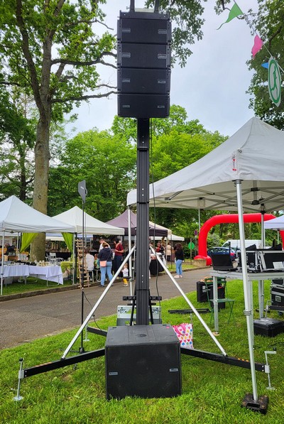 Système de sonorisation line array sur pieds élévateurs pour les Olympiades de Neauphle-le-Château, 26 mai 2024.