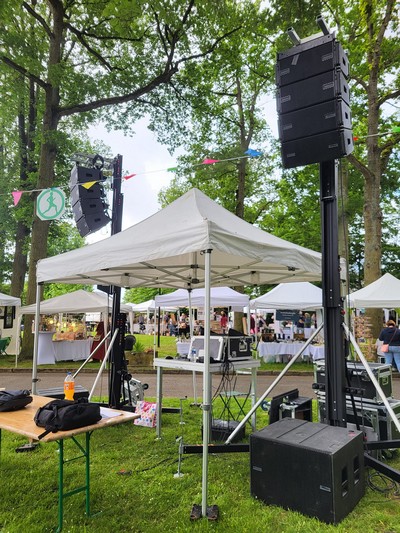 Système de sonorisation line array installé pour les Olympiades de Neauphle-le-Château, avec antennes déportées pour une meilleure liberté de mouvement.