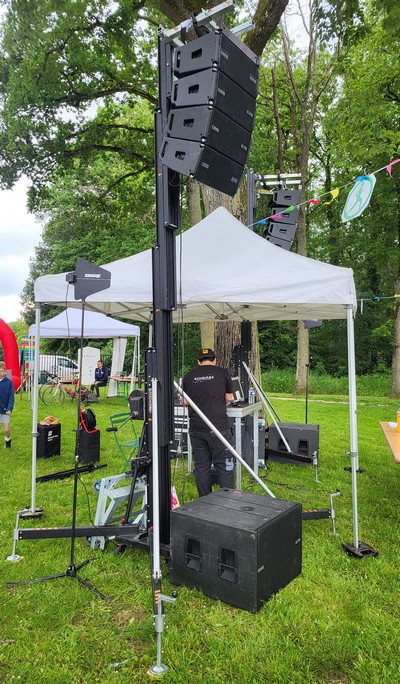 Système de sonorisation line array sur pieds élévateurs pour les Olympiades de Neauphle-le-Château, le 26 mai 2024.