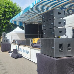 Scène équipée pour le concert à Houdan avec matériel de sonorisation et éclairage de Symbiose Organisation.