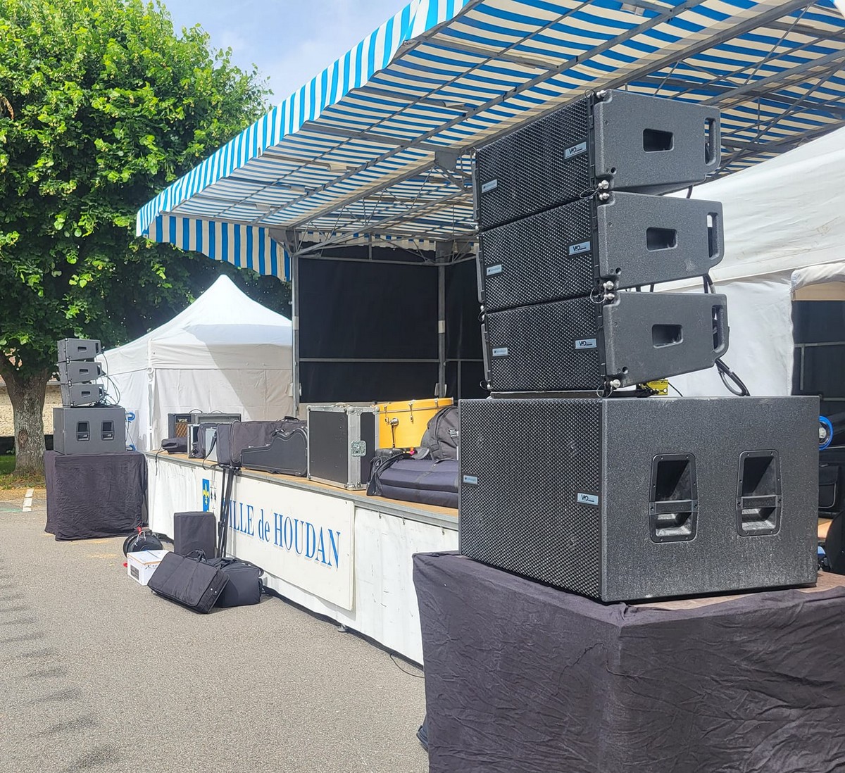 Scène équipée pour le concert à Houdan avec matériel de sonorisation et éclairage de Symbiose Organisation.