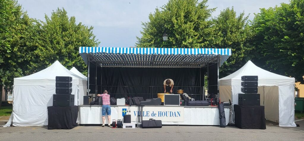 Installation de la scène pour le petit concert à Houdan, avec matériel son et éclairage.