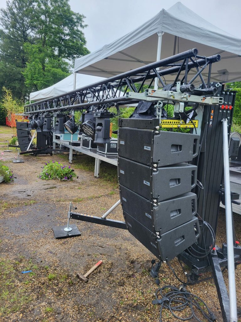 Installation de matériel de sonorisation et d'éclairage pour la fête de la musique à Coignières, le 21 juin 2024.