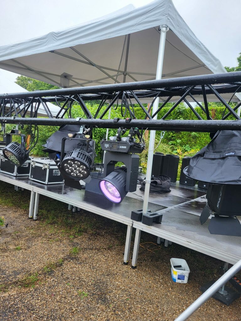 Matériel de sono et éclairage installé pour la fête de la musique à Coignières, le 21 juin 2024.