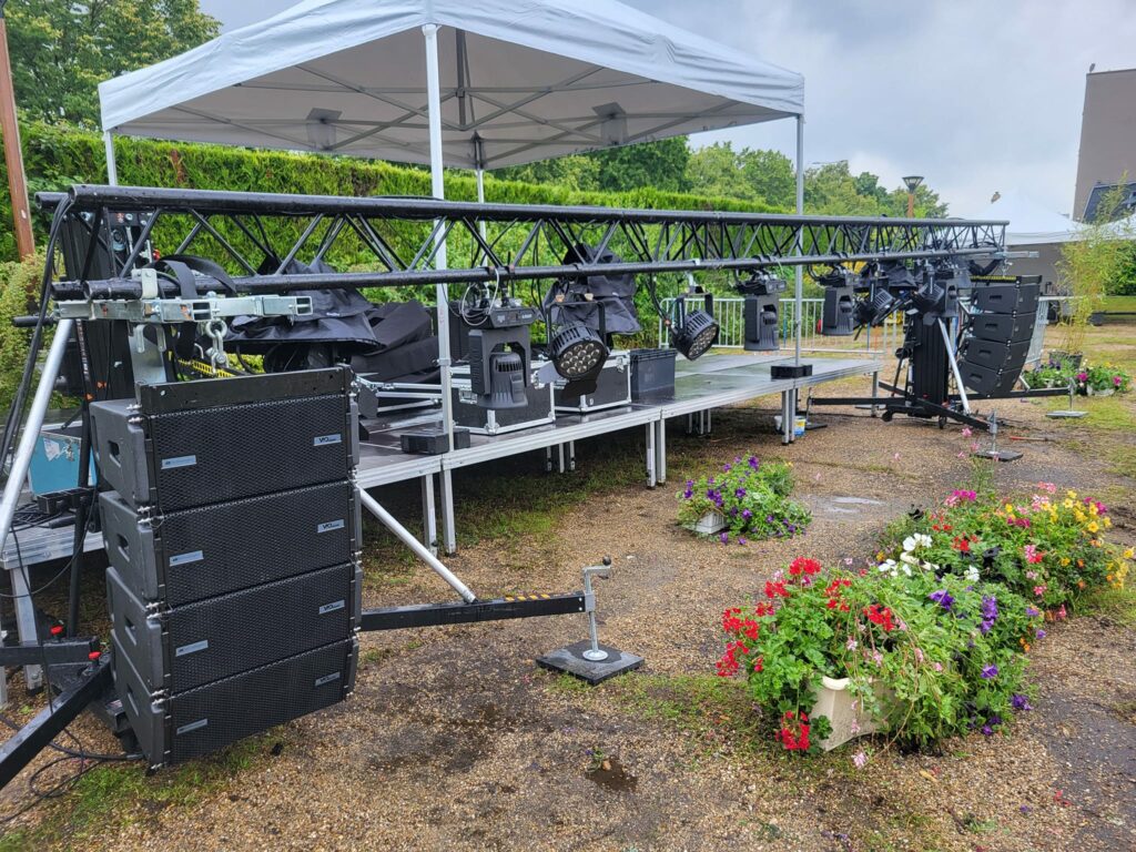 Équipement de son et éclairage en préparation pour la fête de la musique à Coignières, le 21 juin 2024.