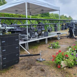 Équipement de son et éclairage en préparation pour la fête de la musique à Coignières, le 21 juin 2024.