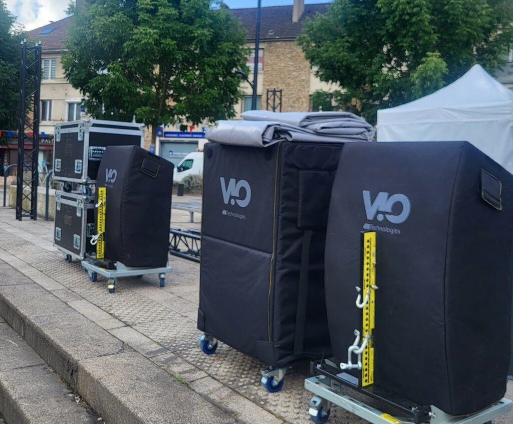 Matériel de sonorisation et éclairage en préparation pour la fête de la ville à Saint-Cyr l’école le 13 juillet 2024.
