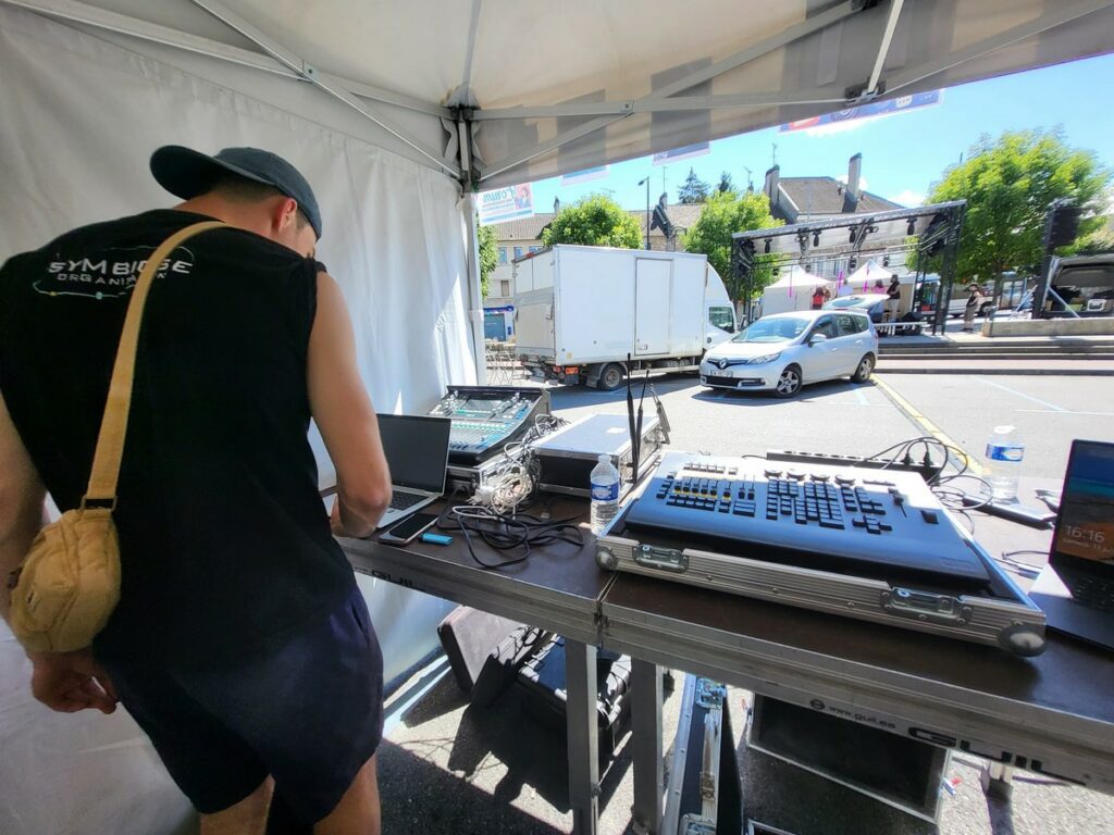 Installation de son et éclairage pour la fête de Saint-Cyr l'École, avec un technicien à la régie le 13 juillet 2024.