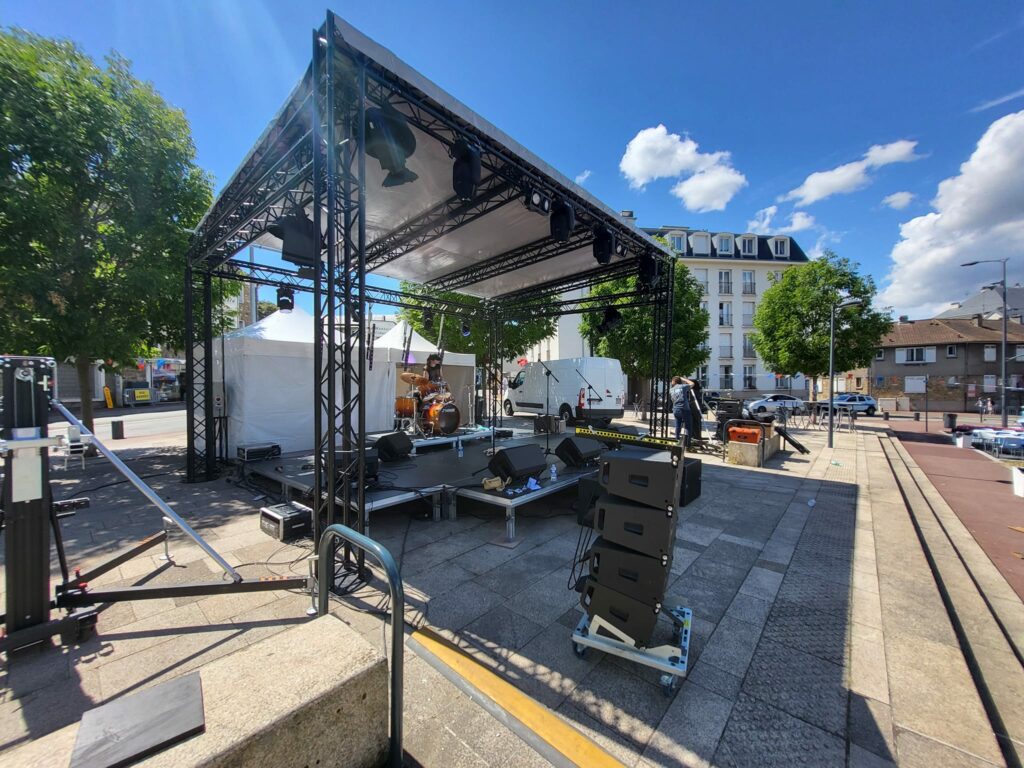 Installation de la scène, sonorisation et éclairage pour la fête de la ville à Saint-Cyr l'École, le 13 juillet 2024.