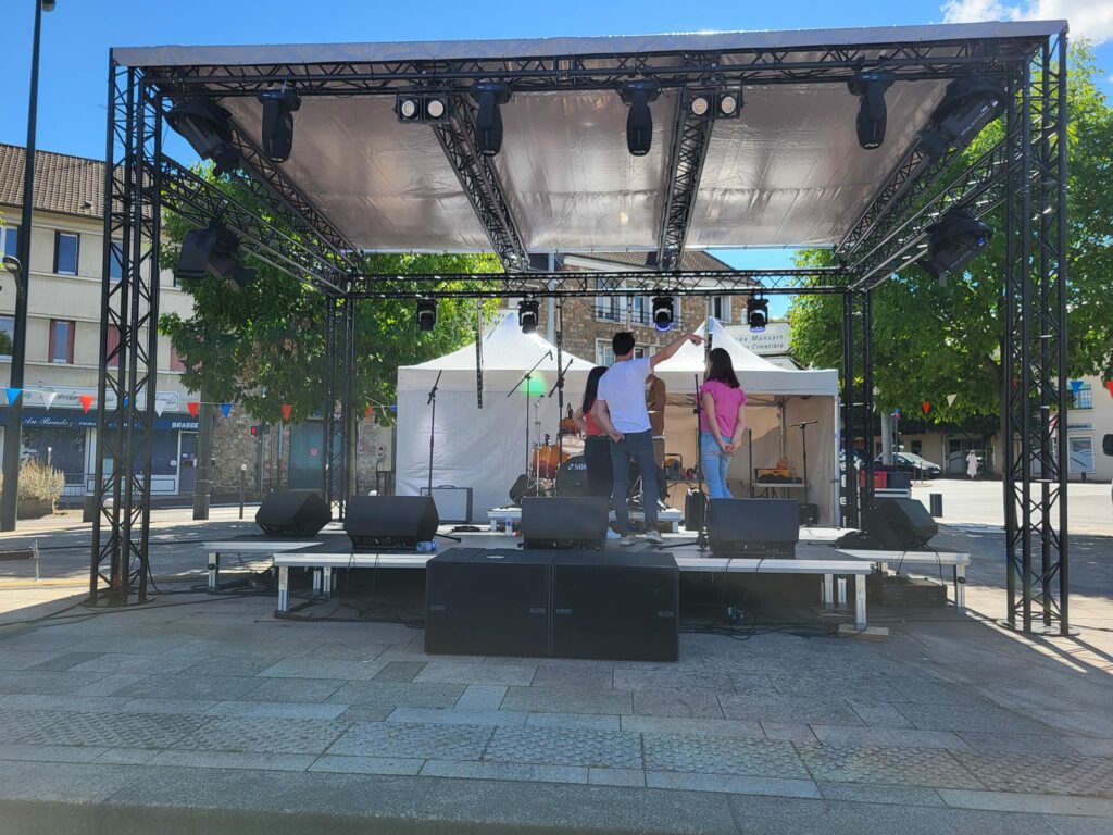 Installation de la scène, sonorisation et éclairage pour la fête de la ville à Saint-Cyr l’École, le 13 juillet 2024.
