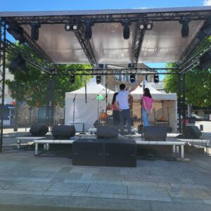 Installation de la scène, sonorisation et éclairage pour la fête de la ville à Saint-Cyr l’École, le 13 juillet 2024.