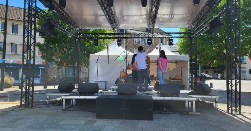 Installation de la scène, sonorisation et éclairage pour la fête de la ville à Saint-Cyr l’École, le 13 juillet 2024.