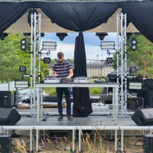 Installation de matériel de sono et éclairage pour l'événement Unusual Events à Saint Cyr l'École, le 14 juin 2024.