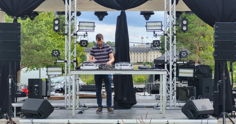 Installation de matériel de sono et éclairage pour l'événement Unusual Events à Saint Cyr l'École, le 14 juin 2024.