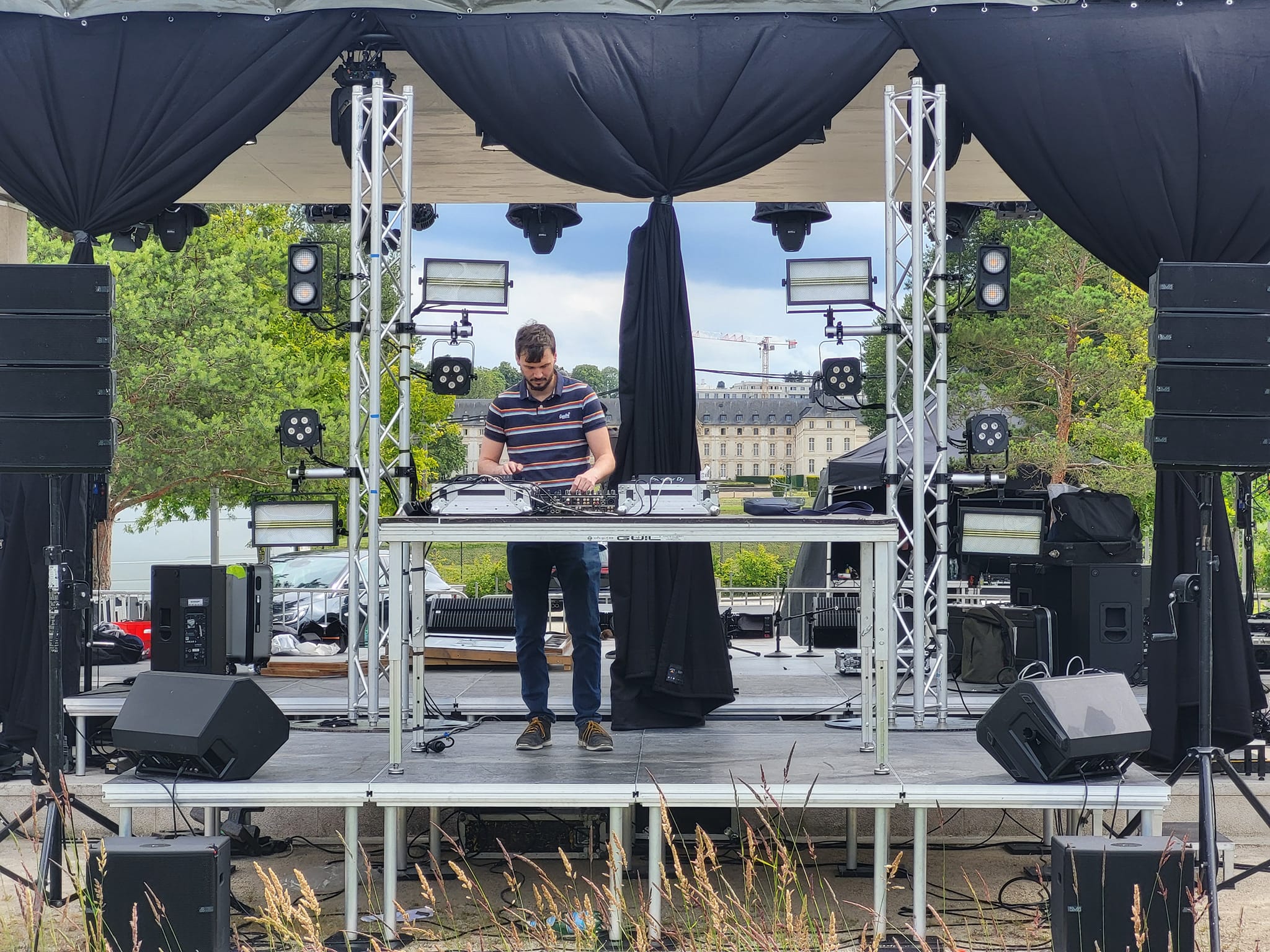 Installation de matériel de sono et éclairage pour l'événement Unusual Events à Saint Cyr l'École, le 14 juin 2024.