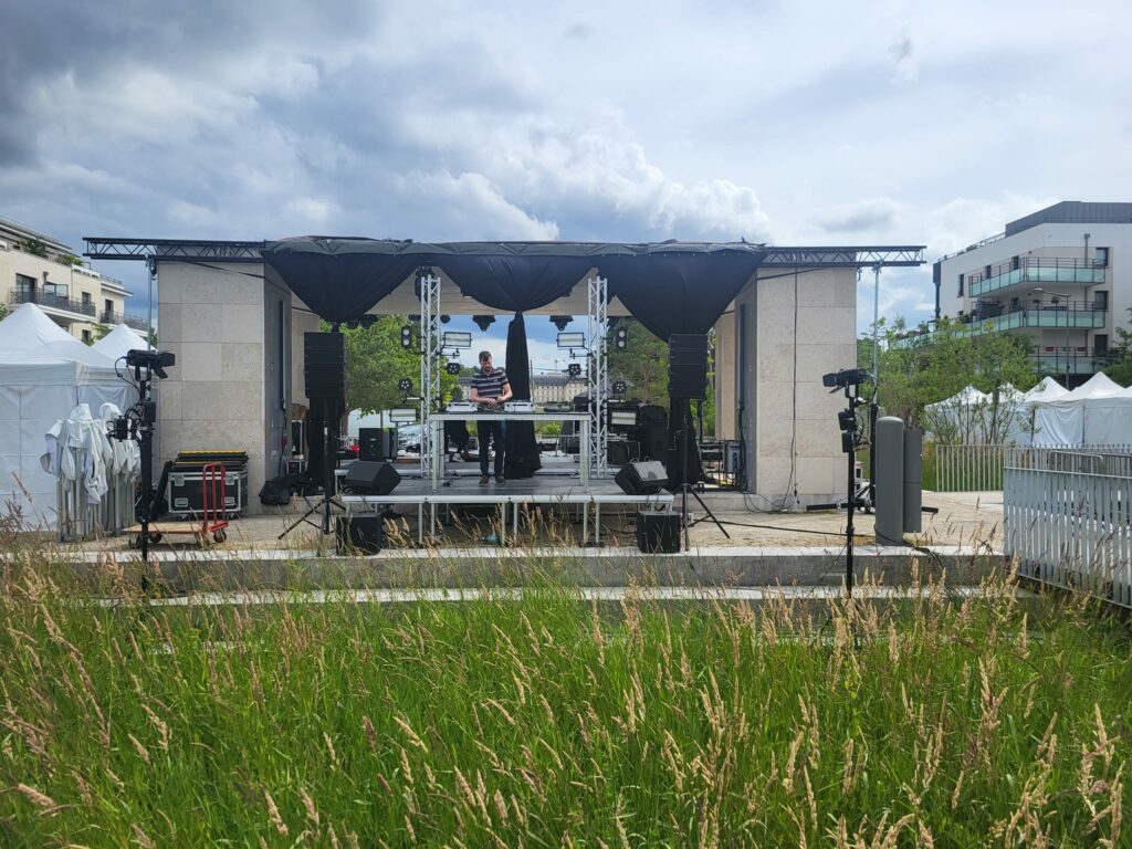 Configuration de la scène pour l'événement Unusual Events à Saint Cyr l'École, le 14 juin 2024.