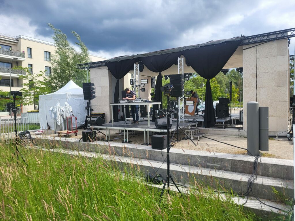 Scène montée pour l'événement du 14 juin 2024 à St Cyr l'École avec équipements son et lumière.