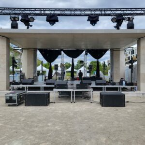 Scène préparée pour l'événement du 14 juin 2024 à Saint-Cyr-l'École, organisée par Unusual Events.