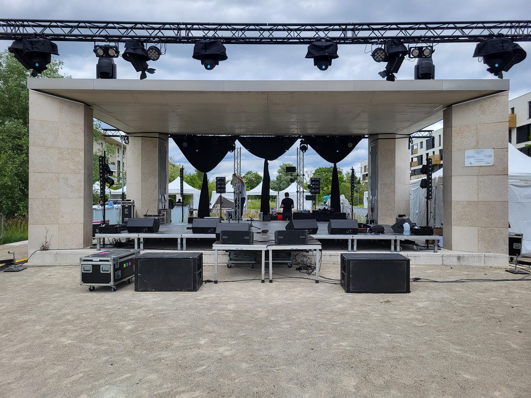 Scène préparée pour l'événement du 14 juin 2024 à Saint-Cyr-l'École, organisée par Unusual Events.