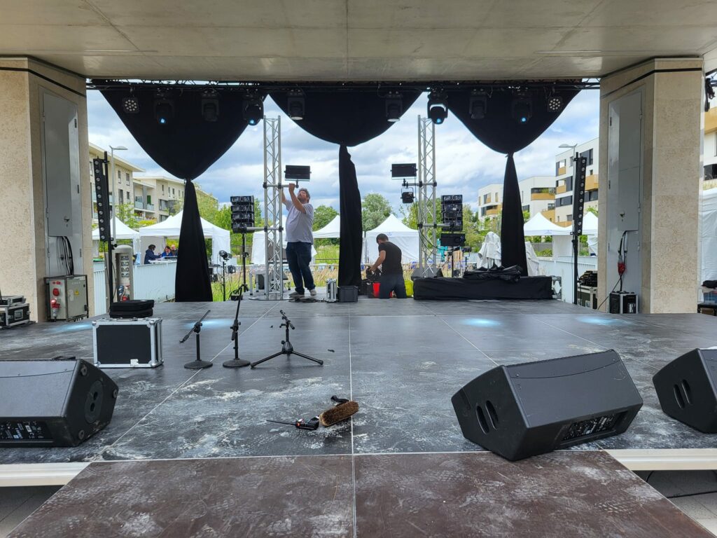 Préparatifs pour l'événement du 14 juin 2024 à Saint Cyr l'École, avec équipement sonore et éclairage installé.