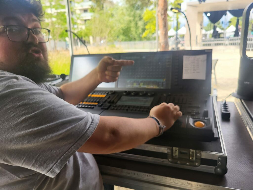 Technicien d'événement contrôle le matériel de son et éclairage lors de l'événement du 14 juin 2024 à Saint-Cyr-l'École.