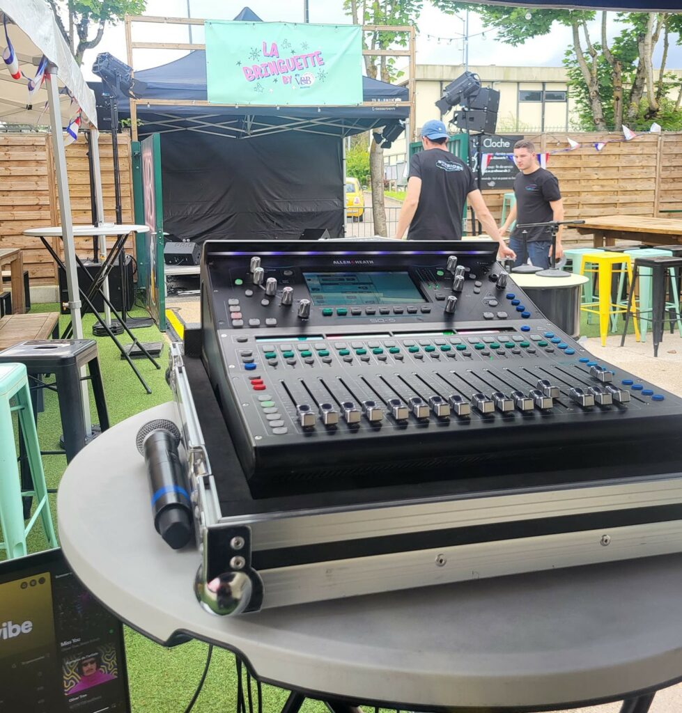 Mixeur audio avec microphone, installation pour une prestation au VandB de Coignières le 22 juin 2024.