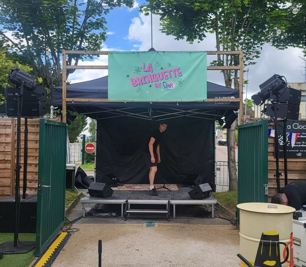 Scène montée pour l'événement "La Bringuette" au VandB de Coignières, avec matériel sonore et éclairage installé.
