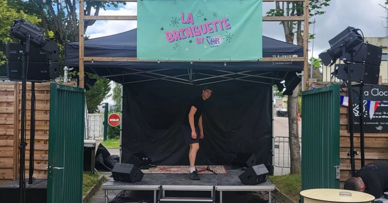 Scène montée pour l'événement "La Bringuette" au VandB de Coignières, avec matériel sonore et éclairage installé.