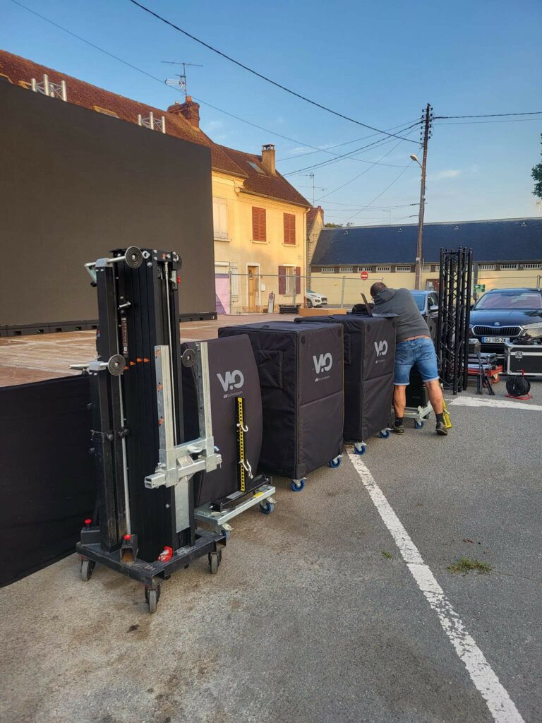 Installation de sonorisation pour la flamme Paralympique de Chambly, incluant matériel et équipe technique.