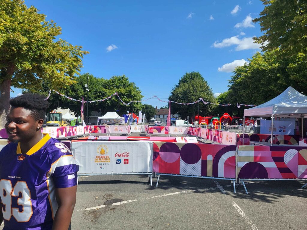Installation de la sonorisation pour la flamme Paralympique de Chambly, avec ambiance festive et équipements professionnels.