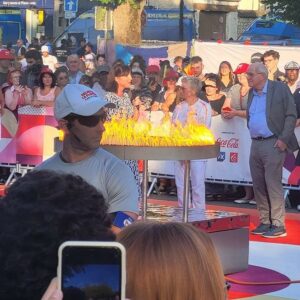 Installation de sonorisation pour la flamme Paralympique de Chambly, avec des intervenants et une foule enthousiaste.