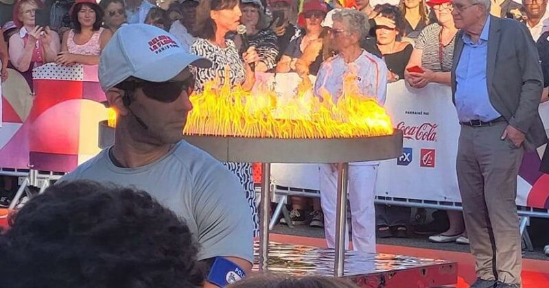 Installation de sonorisation pour la flamme Paralympique de Chambly, avec des intervenants et une foule enthousiaste.