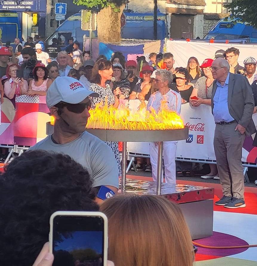 Installation de sonorisation pour la flamme Paralympique de Chambly, avec des intervenants et une foule enthousiaste.