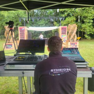 Installation sonore et lumineuse pour un événement électronique au château de la Perine, avec régie et équipements spécialisés.