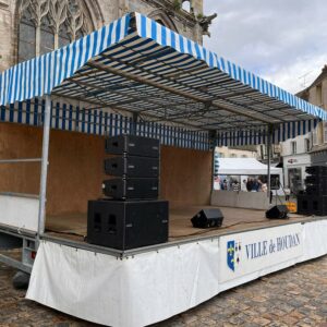 Scène équipée pour la Saint Mathieu à Houdan, avec système audio Db Technologies et projecteurs de son, 28-29 septembre 2024.
