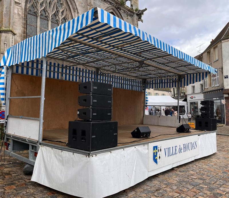 Scène équipée pour la Saint Mathieu à Houdan, avec système audio Db Technologies et projecteurs de son, 28-29 septembre 2024.