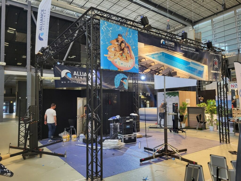 Stand d'exposition avec matériel de sonorisation et éclairage, présenté par Symbiose Organisation.
