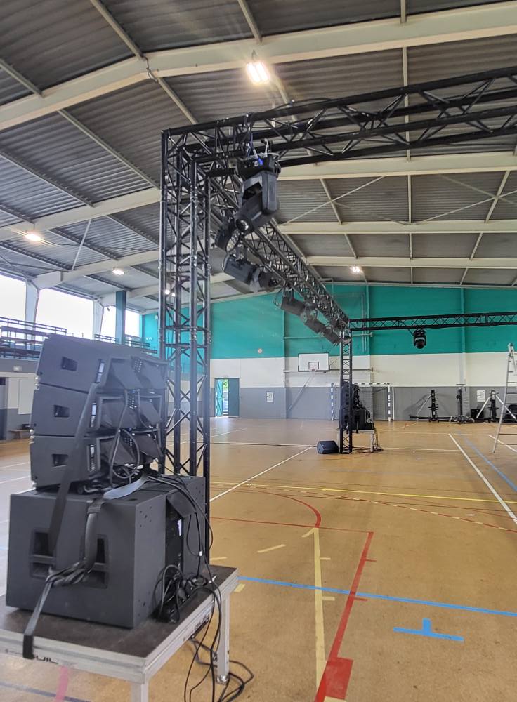 Installation de matériel sonore et éclairage dans une salle polyvalente par Symbiose Organisation.