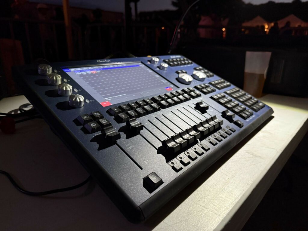 Console de mixage pour son et éclairage, utilisée par Symbiose Organisation lors d'événements.