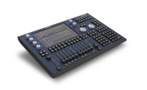 Table de mixage numérique avec commandes de son et éclairage, utilisée pour des événements professionnels.