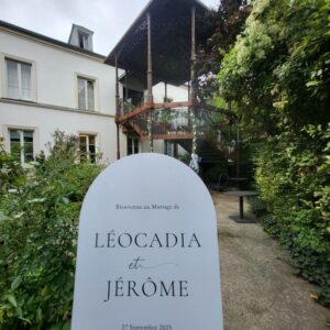 Panneau de bienvenue au mariage de Léocadia et Jérôme, le 27 septembre 2025, devant une maison élégante.