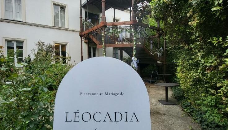 Panneau de bienvenue au mariage de Léocadia et Jérôme, le 27 septembre 2025, devant une maison élégante.