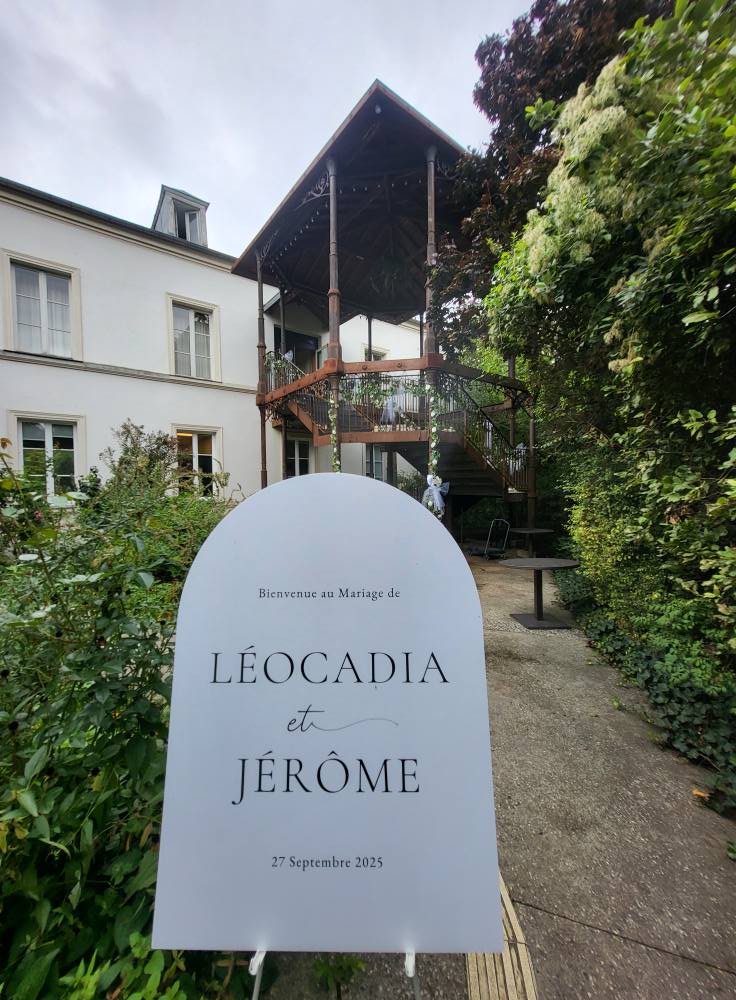 Panneau de bienvenue au mariage de Léocadia et Jérôme, le 27 septembre 2025, devant une maison élégante.