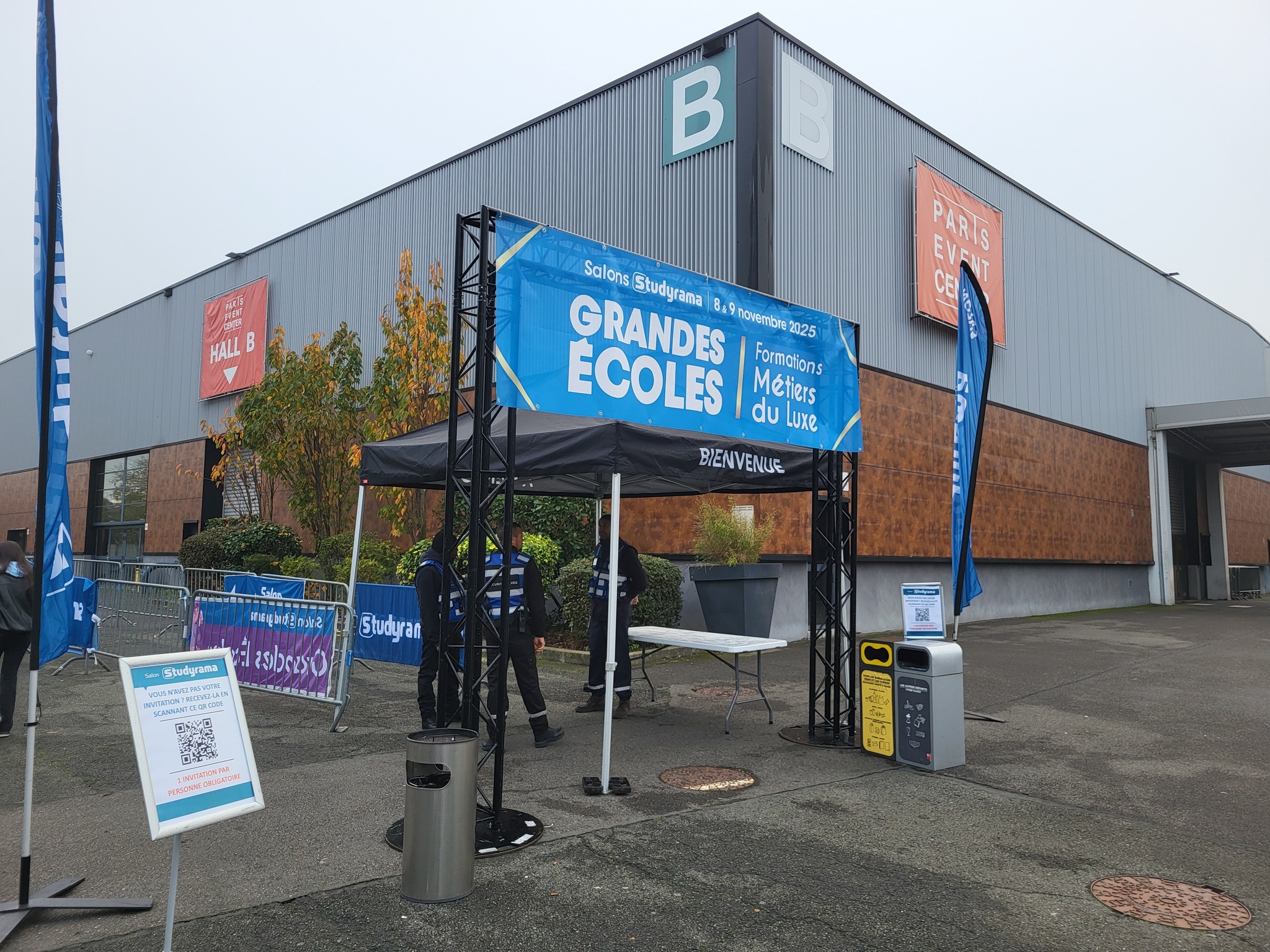 Stand d'accueil pour le salon "Grandes Écoles" au Paris Event Center, avec des banderoles et des agents de sécurité.