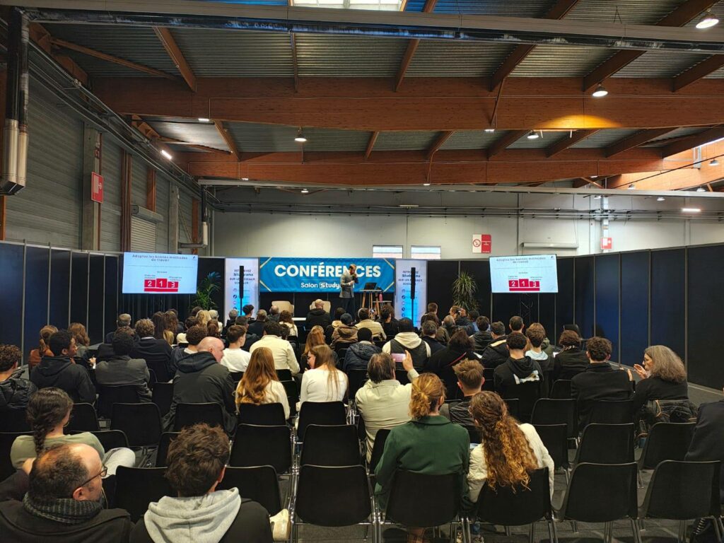 Conférence avec un orateur devant un public, traitant de l'adaptation des méthodes dans le secteur de l'événementiel.